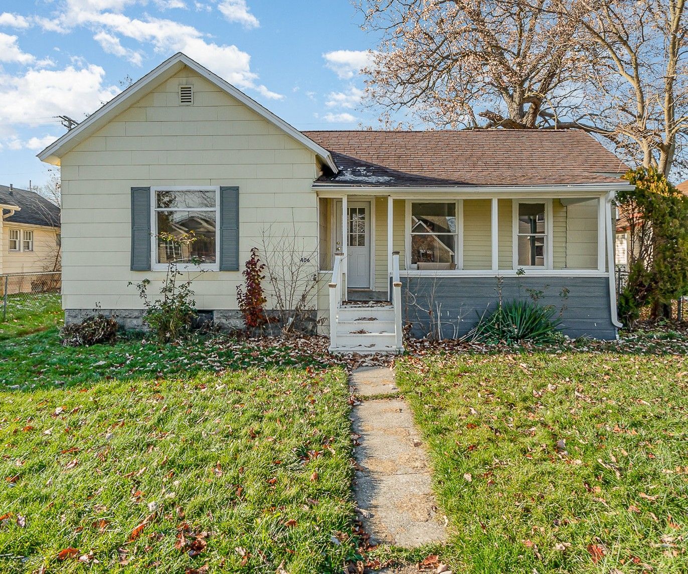 Cozy 2 bed, 1 bath Bungalow.