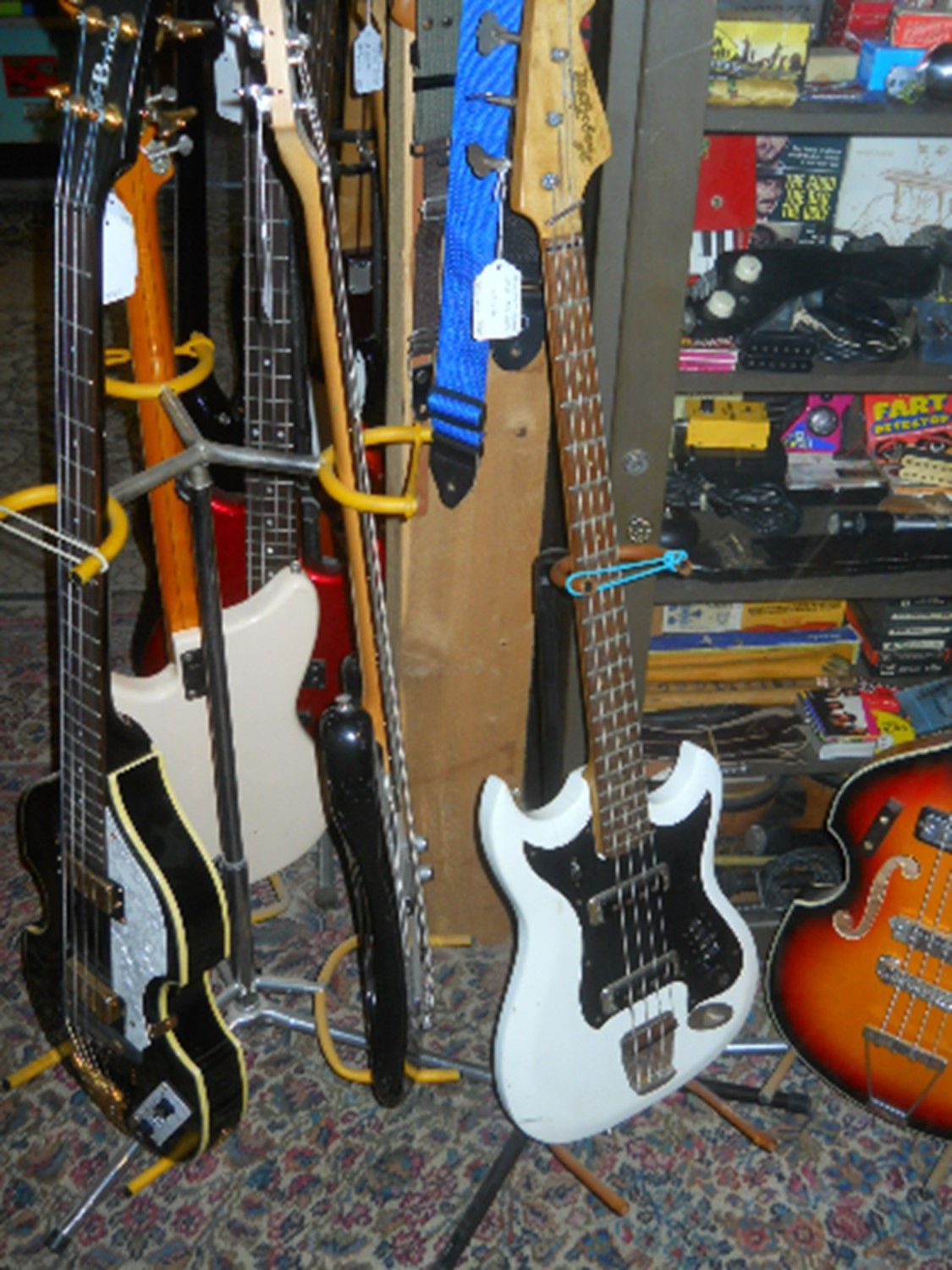 White Guitar Bass - Ottsville, PA - Tinicum Guitar Barn