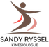 Silhouette brune d'une personne en mouvement, accents incurvés rouges et roses, avec le texte « Sandy Ryssel Kinésiologue ».