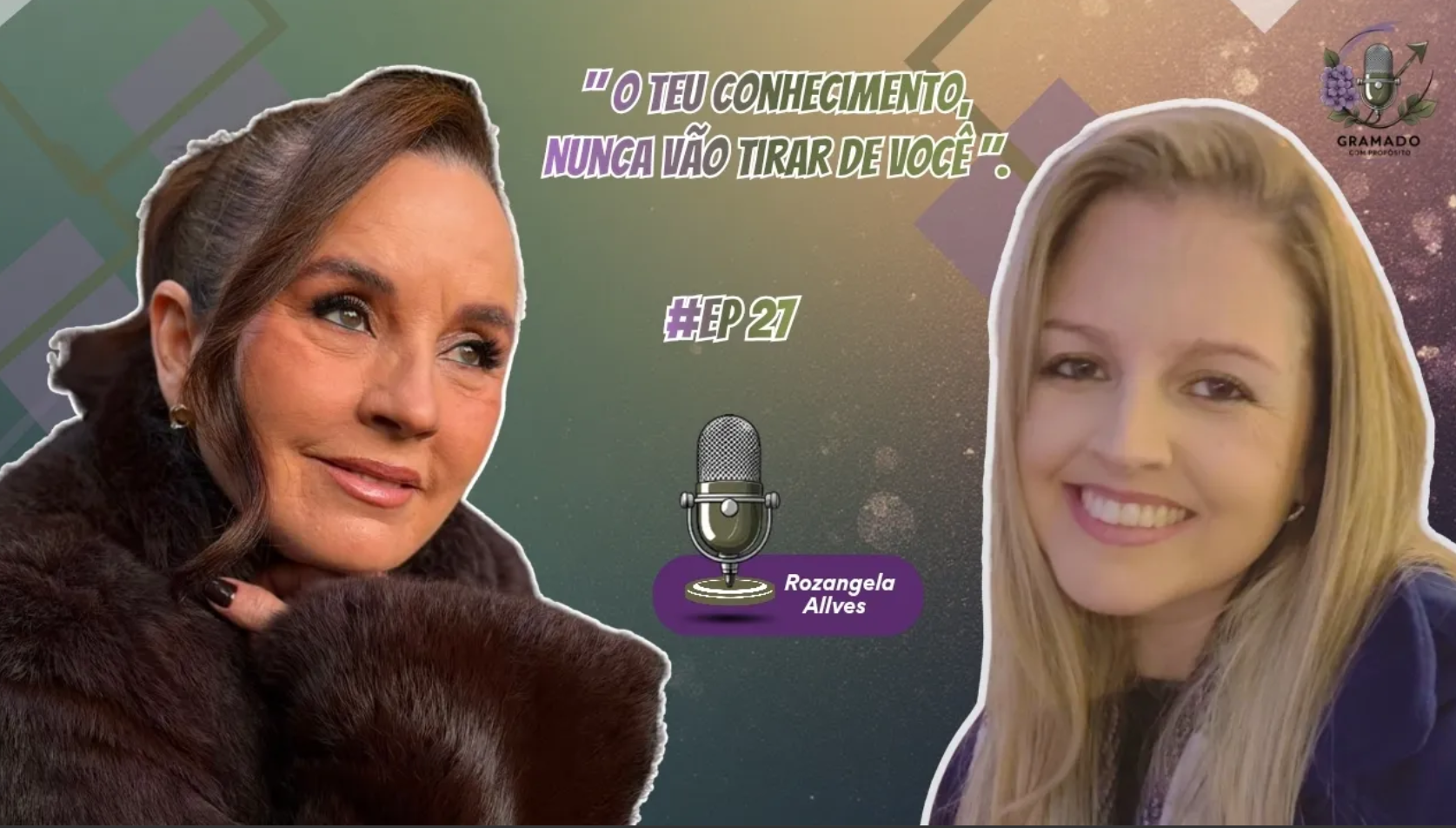 Duas mulheres sorridentes ladeando um microfone de podcast com o título em português sobre um fundo roxo.