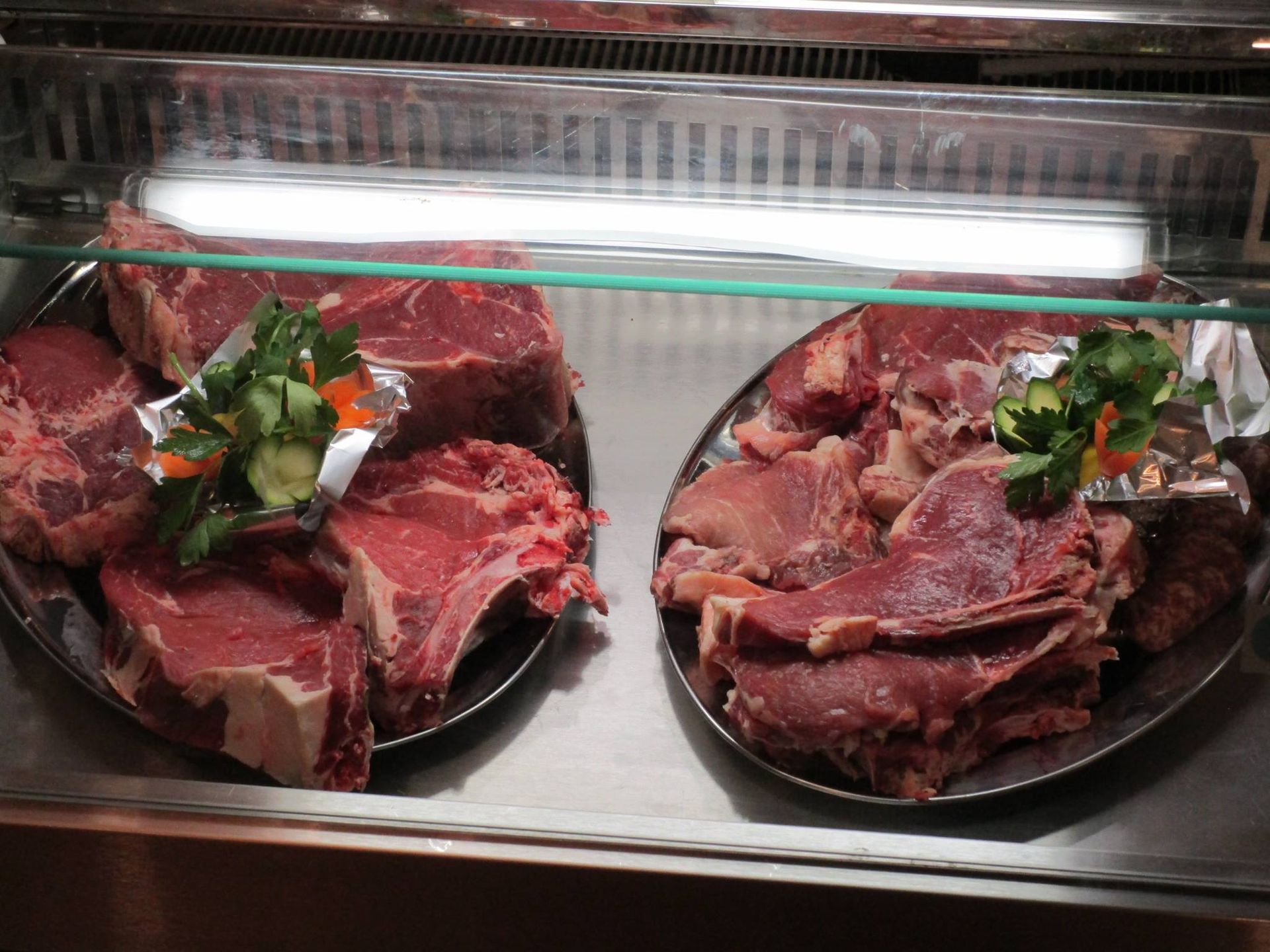 vetrina di carne a OSTERIA DEL CARRO