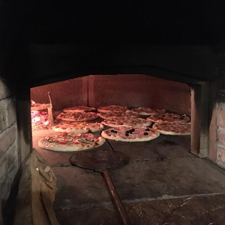pizze cotte in forno a legna