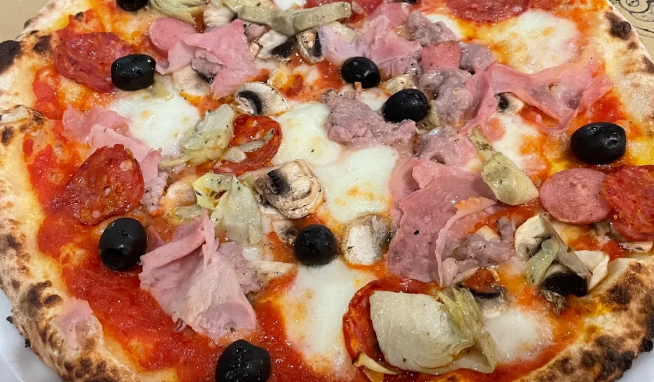 pizza capricciosa cotta in forno a legna
