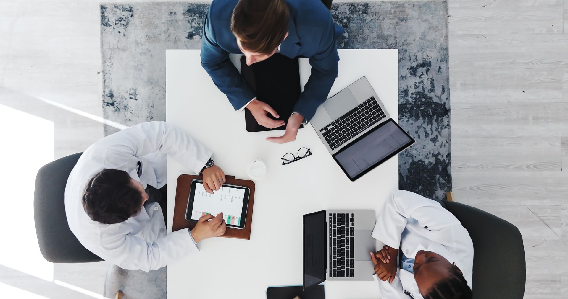 A group of people is talking in a meeting.