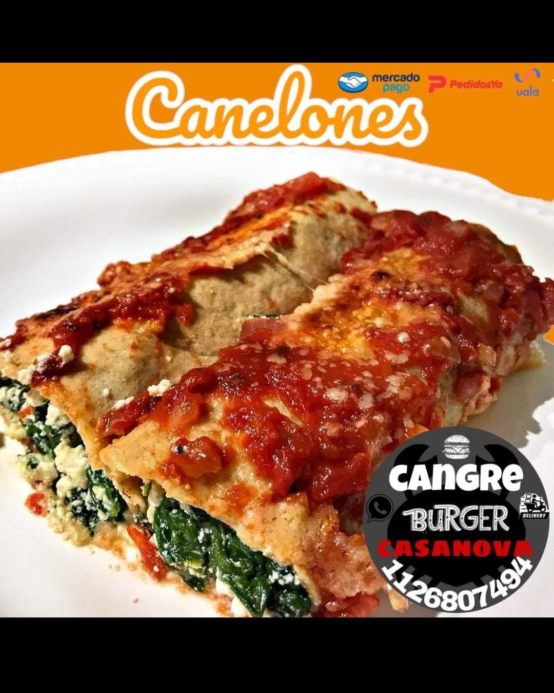 Dos canelones con salsa de tomate en un plato blanco; texto 