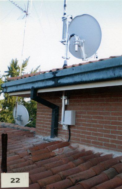 esterno di un sottotetto con palo per antenna