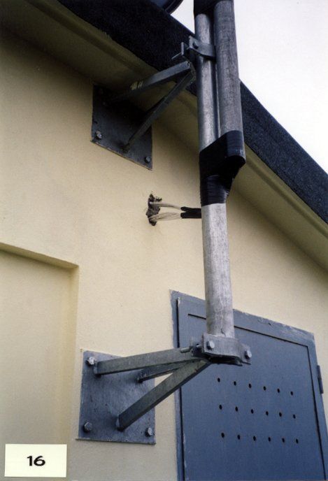 doppio palo a fissaggio laterale per antenna