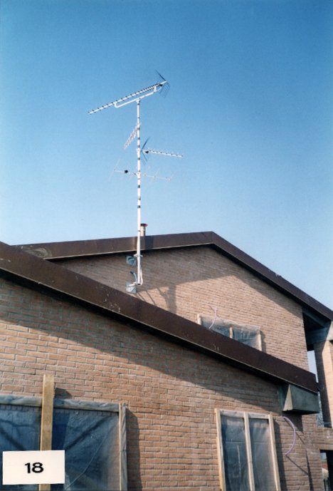 palo per antenna tv fissato su muro di una casa