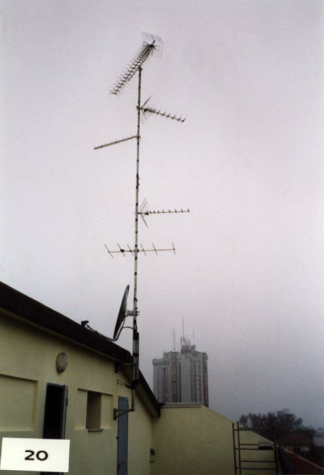 palo per antenna con fissaggio laterale