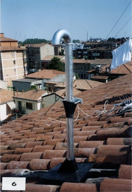elemento coibentato antipioggia per antenna su un tetto