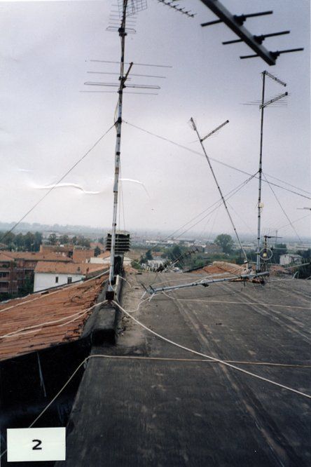tetto in laterizio con antenne televisive