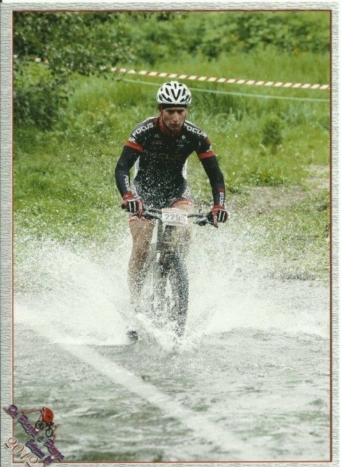 ciclista in mountain bike in acqua