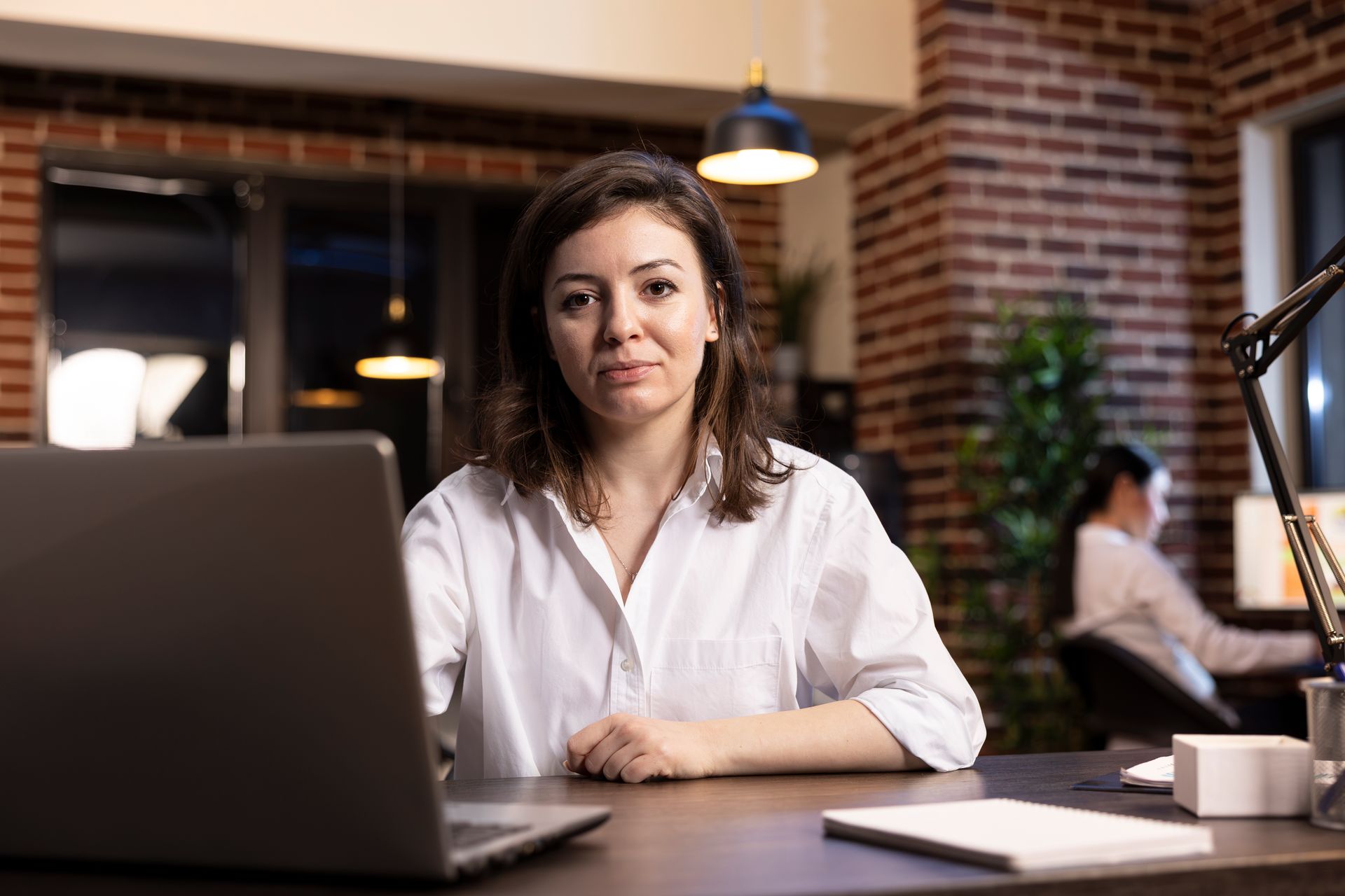 uma mulher em um escritório sentada em frente ao computador