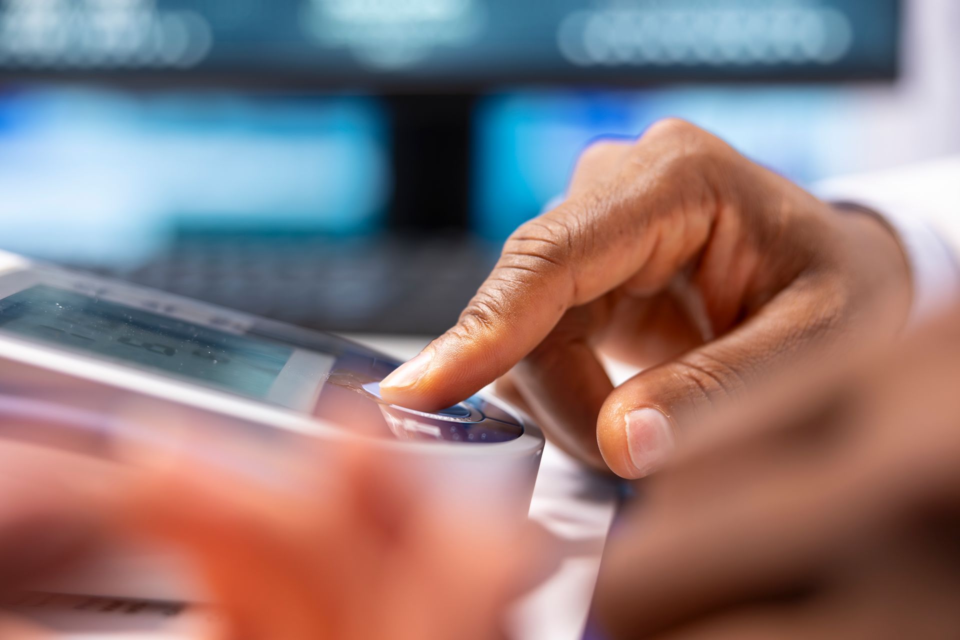 um dedo tocando em um relógio de ponto