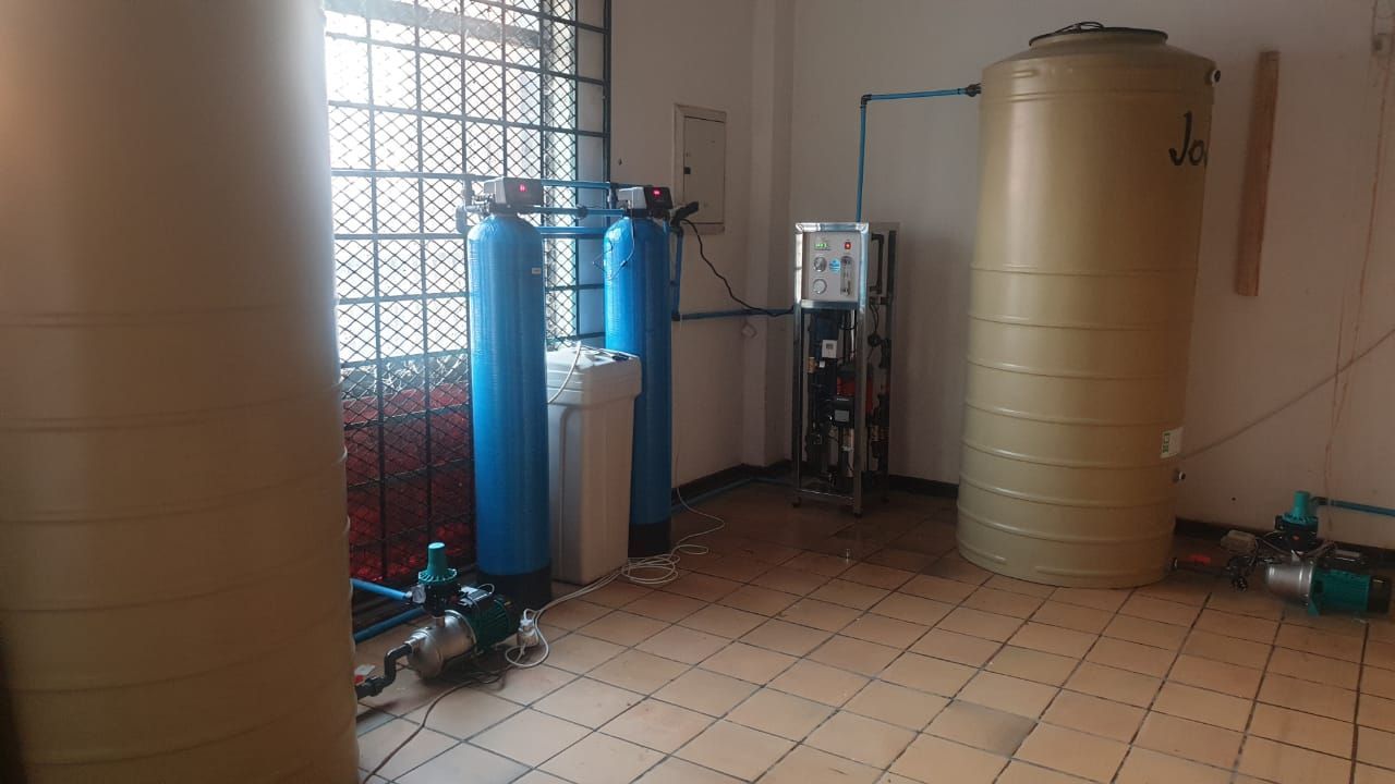 there is a large tank in the middle of the room