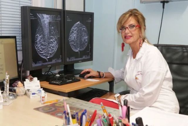 Letto con famiglia sorridente