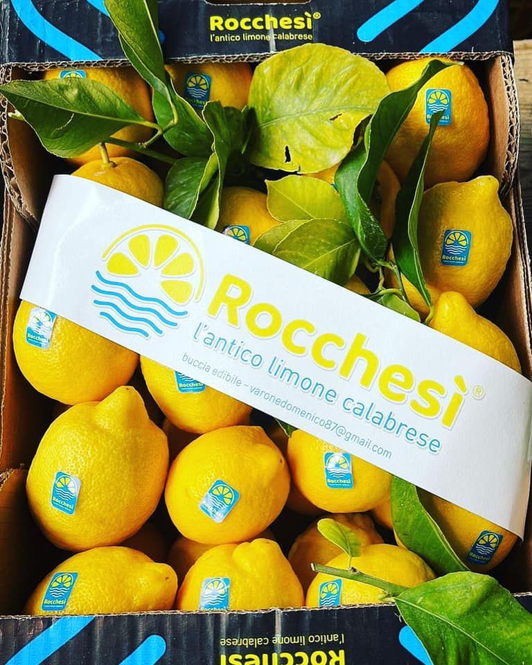 Una scatola di limoni con un'etichetta che dice rocchesi