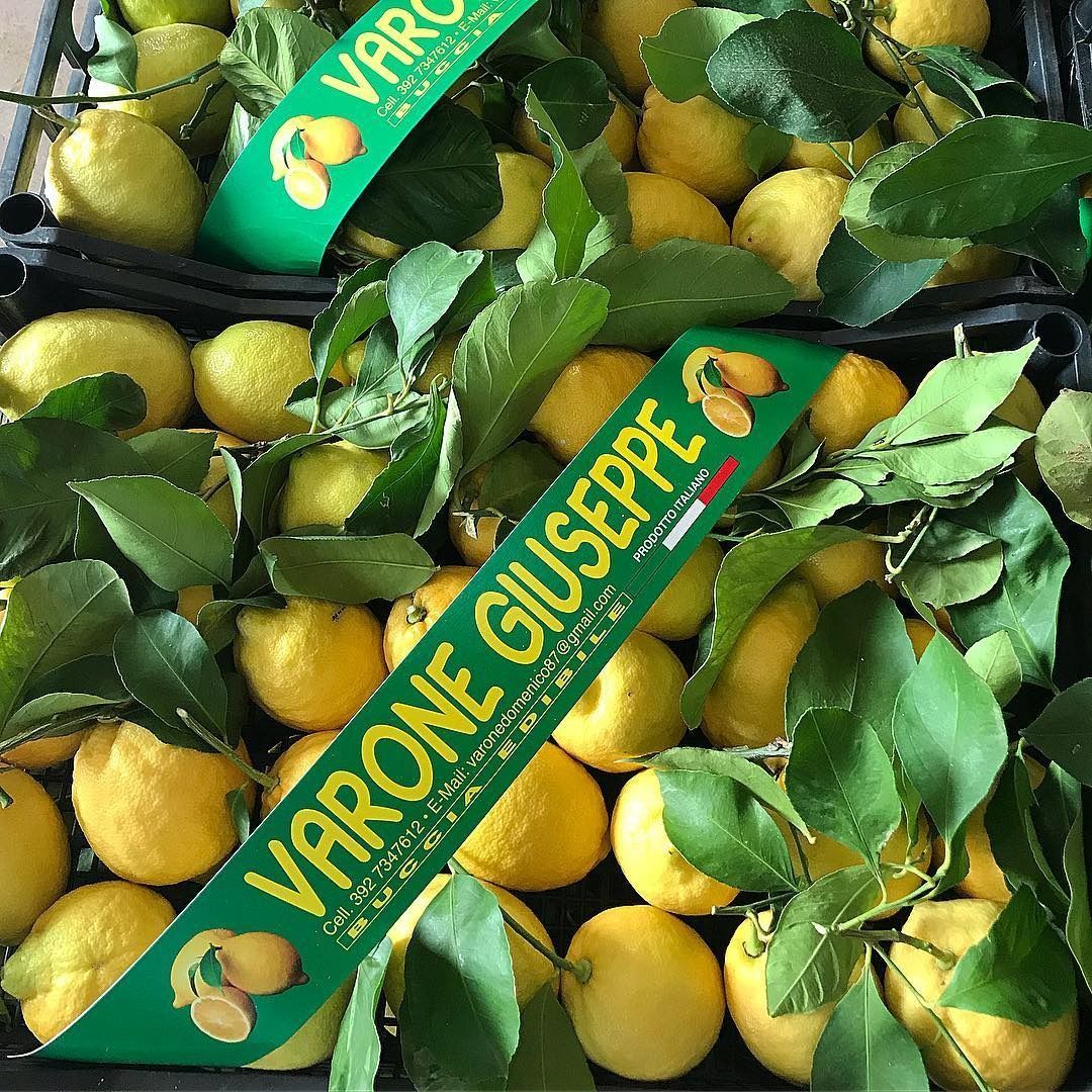 Un mazzo di limoni con un nastro verde con scritto varone giuseppe