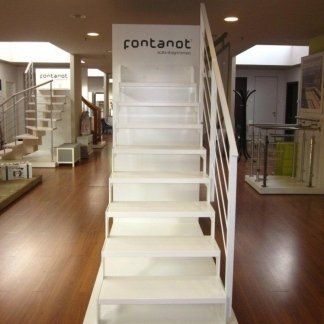 scale in legno con corrimano