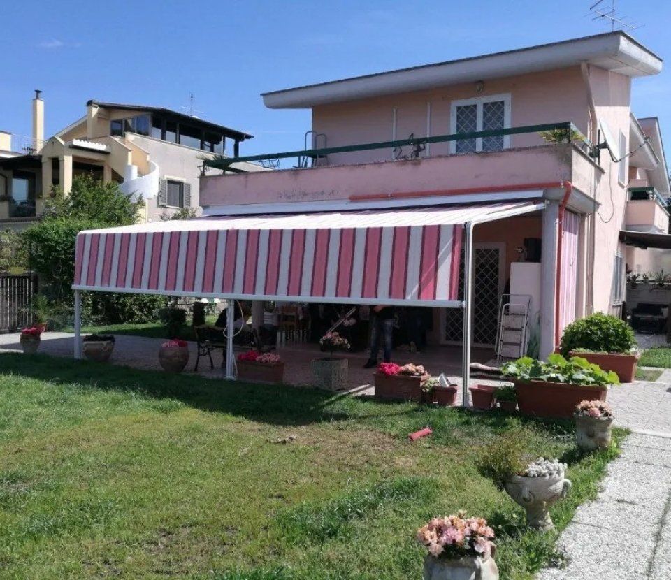 Tenda da sole su giardino