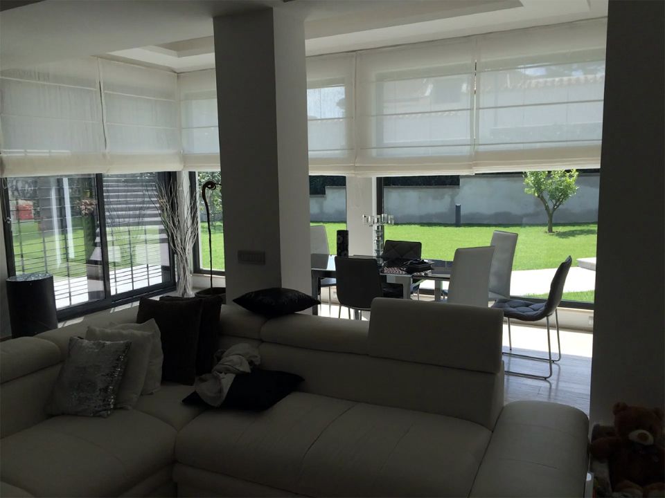 Interno con tende da sole