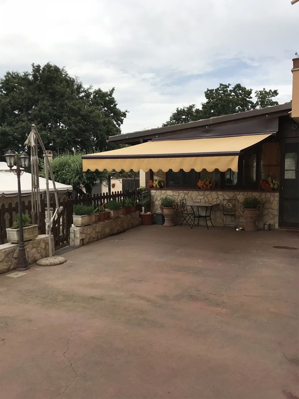 Tenda da sole gialla