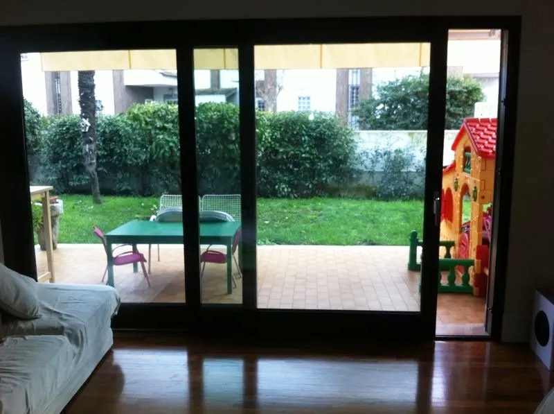 Vetrata scorrevole e giardino