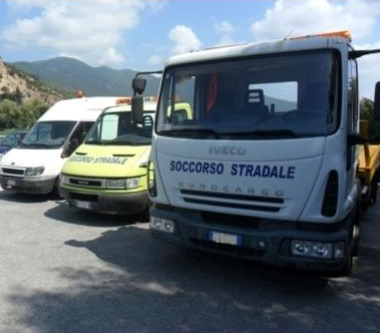 Veicoli per soccorso stradale parcheggiati