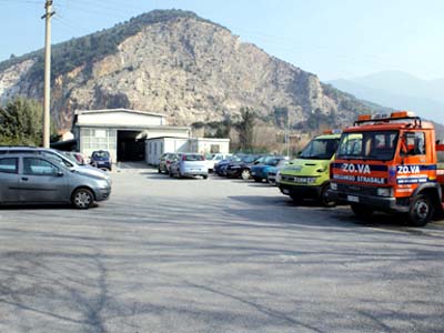 Ampio parcheggio con veicoli per il soccorso stradale