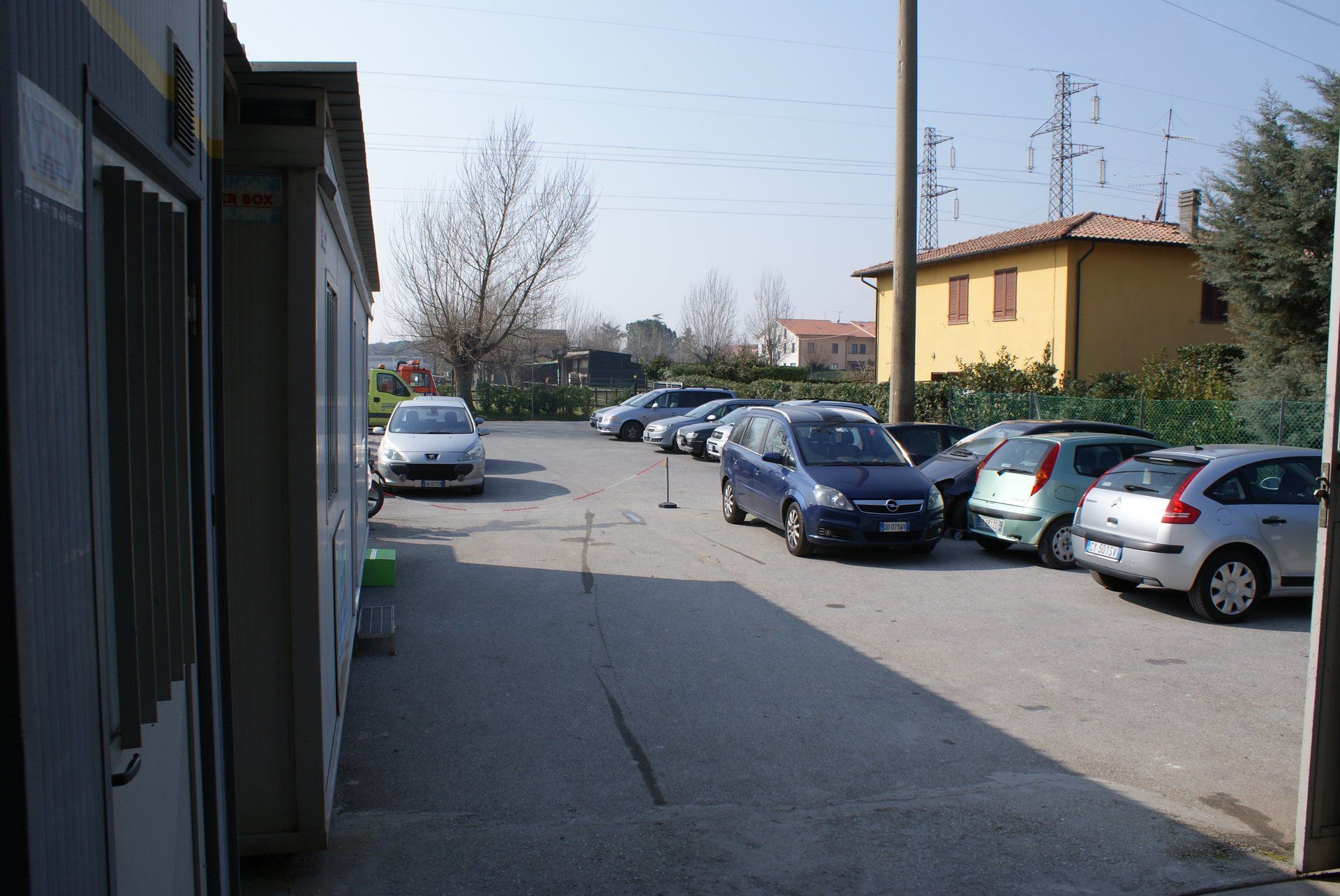 Autoveicoli all'ingresso di un'officina meccanica