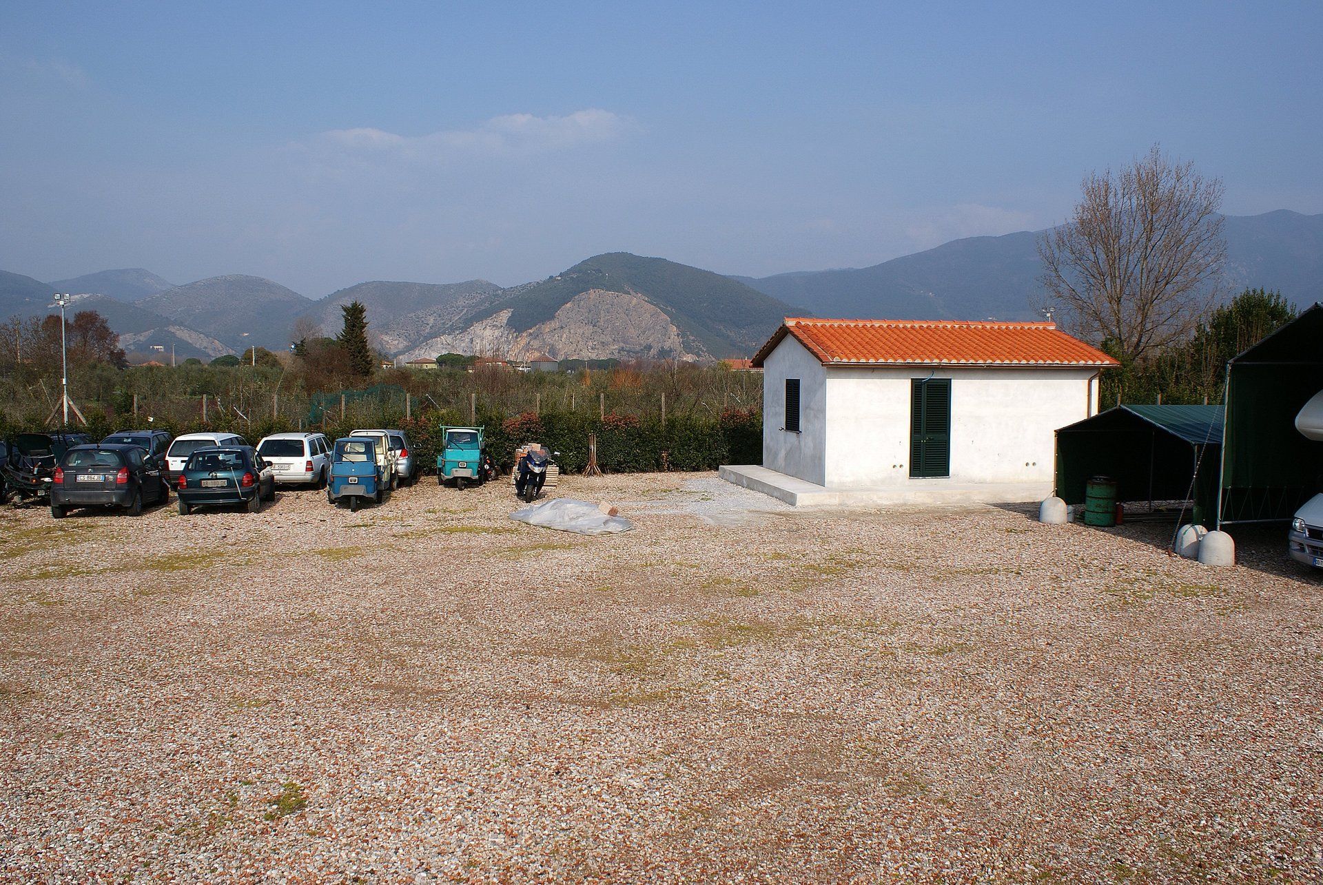 Parcheggio esterno di una carrozzeria per auto