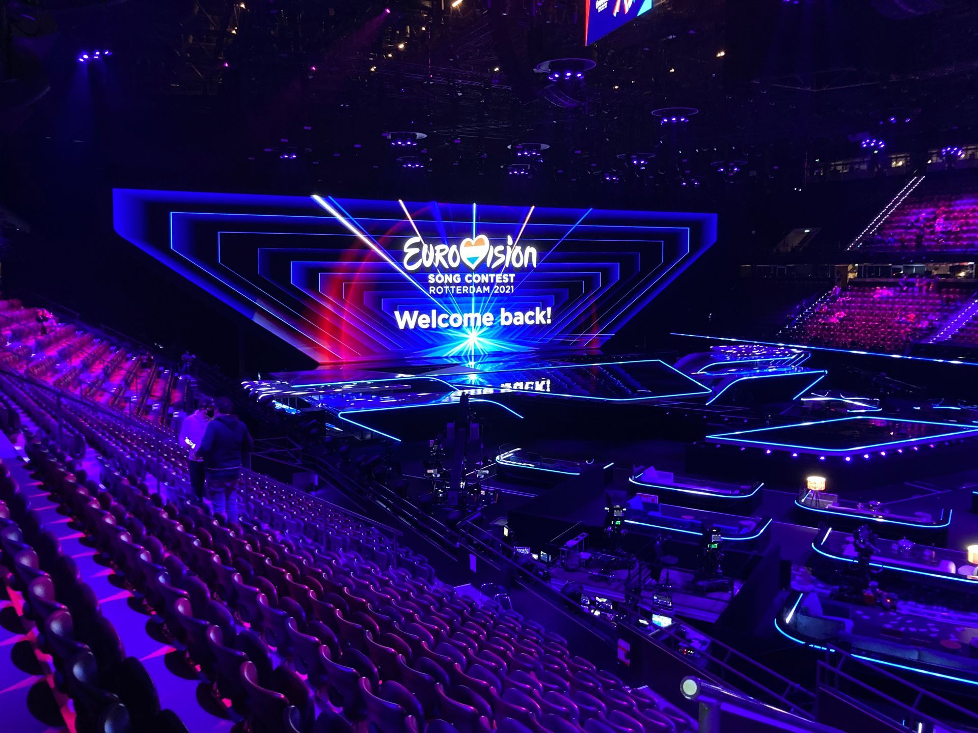 Een leeg stadion met een welkomstbord op het podium