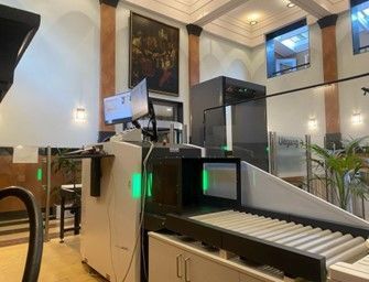 Een grote ruimte met een lopende band en een computer.