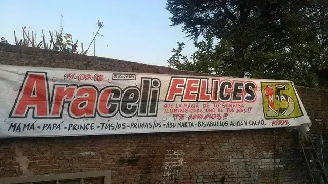 Una pancarta que dice Araceli Felices.