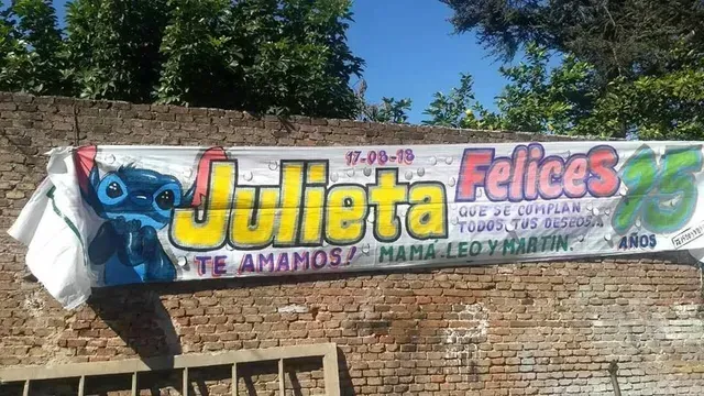 Una pancarta en una pared de ladrillos que dice Julieta felices