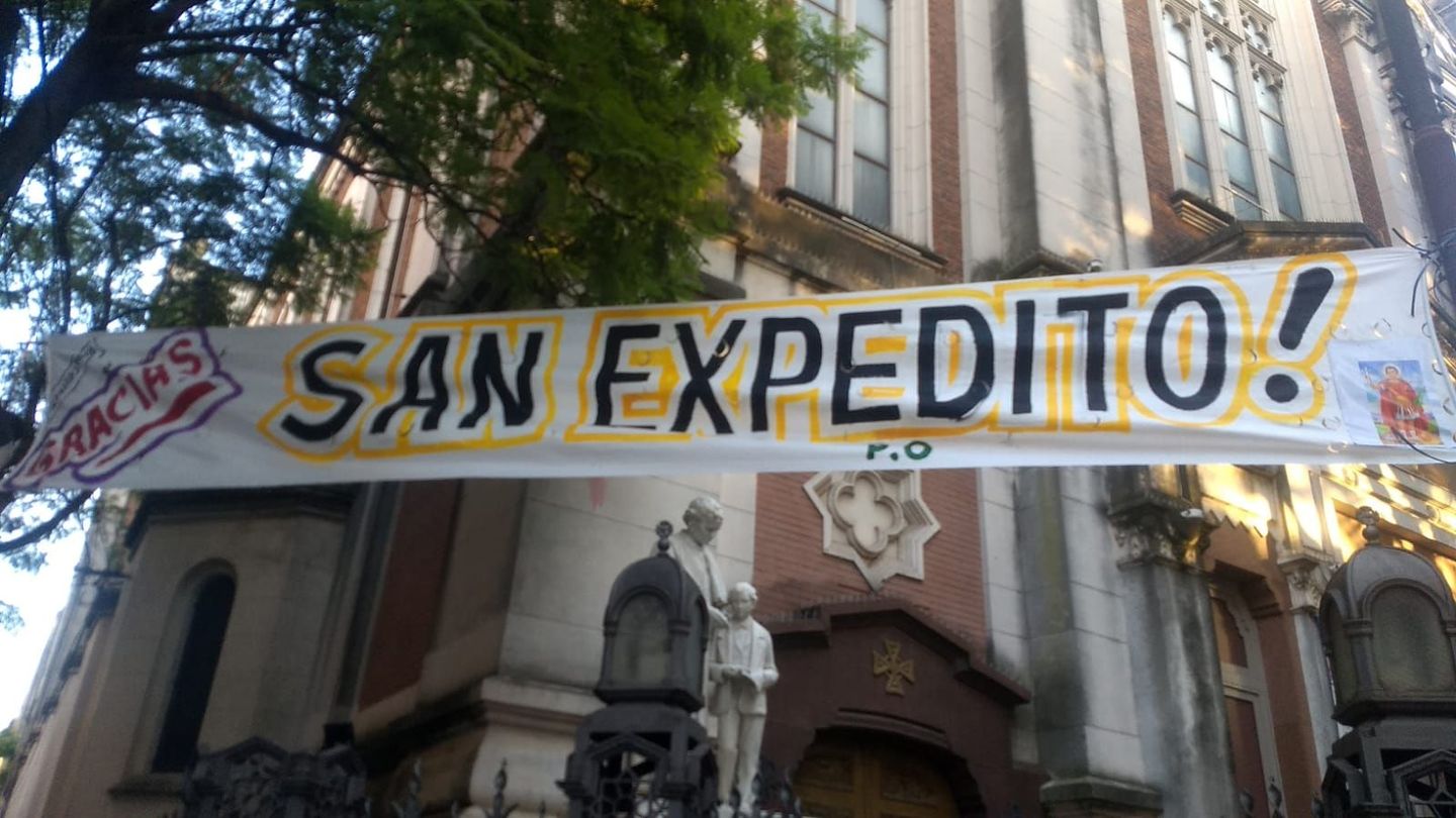 Una iglesia con una pancarta que dice San Expedito.