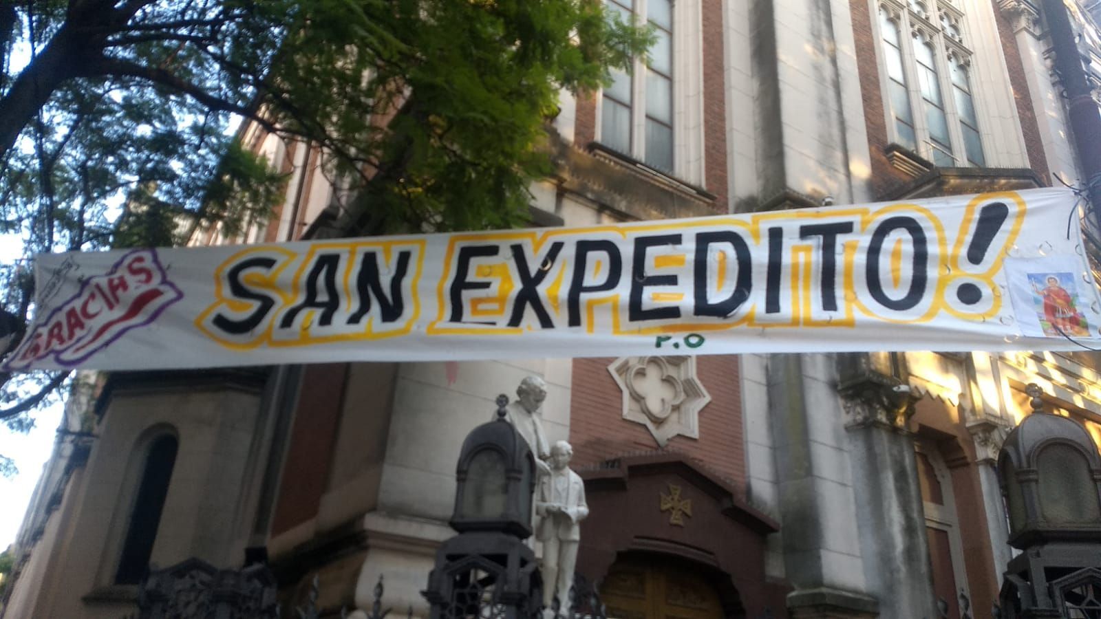 Una iglesia con una pancarta que dice San Expedito.