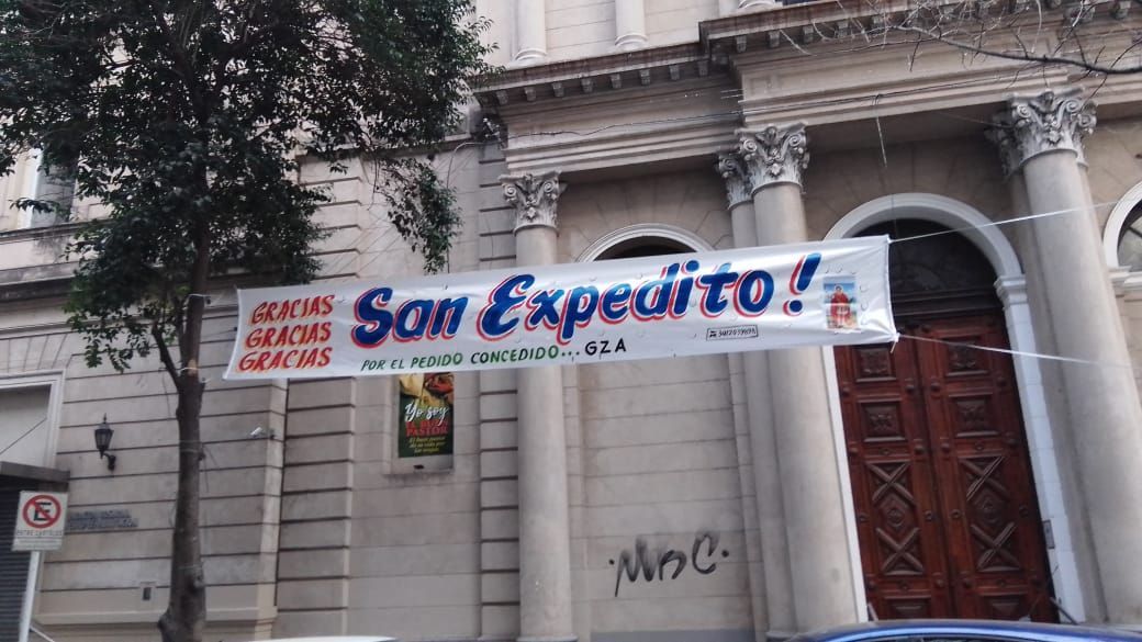 Una pancarta colgada del costado de un edificio que dice son expedito