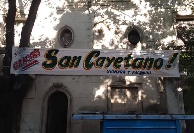 Un cartel que dice San Caretano cuelga en el costado de un edificio.