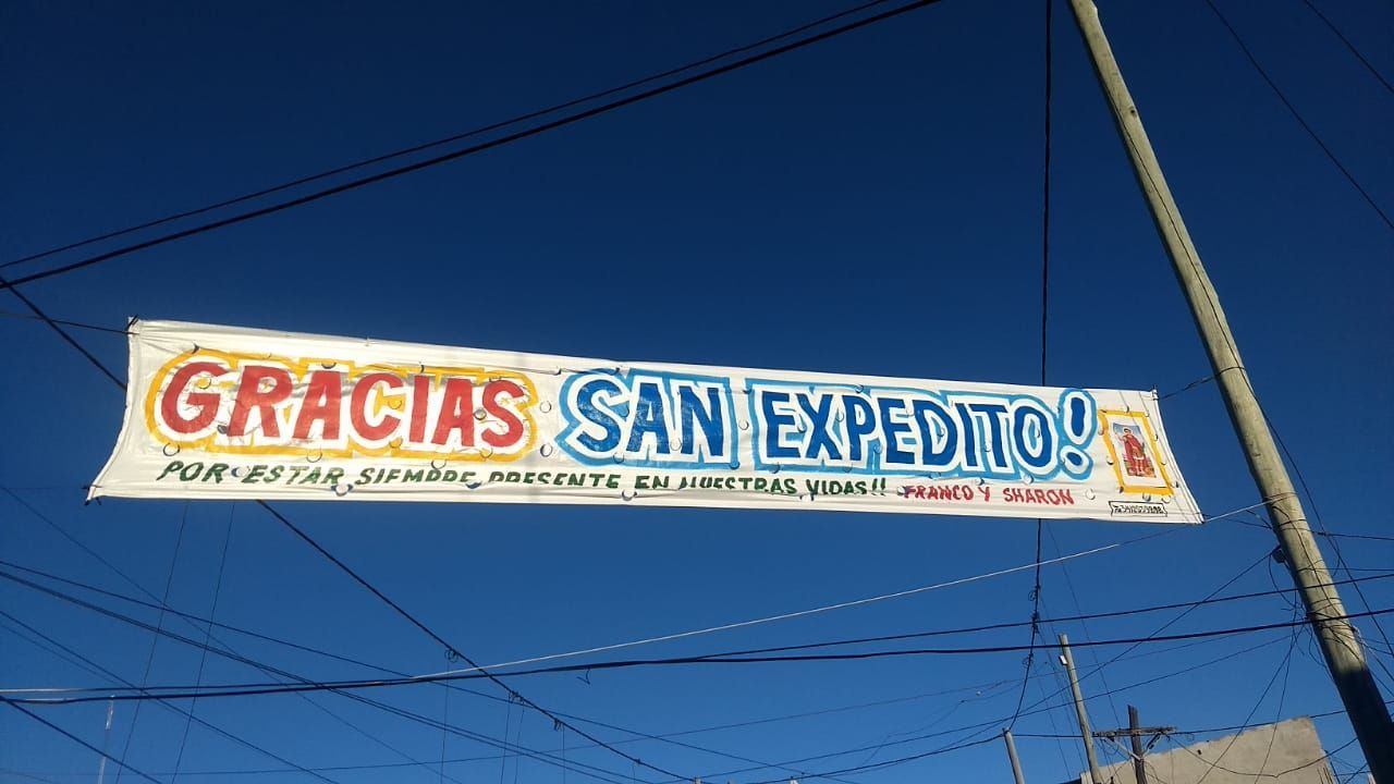 Una pancarta en un poste que dice gracias san expedito