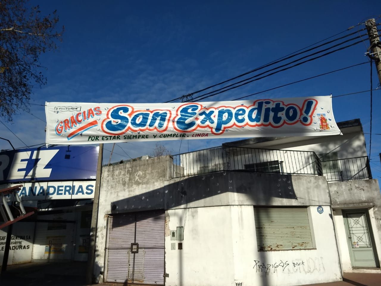 Una pancarta que dice 