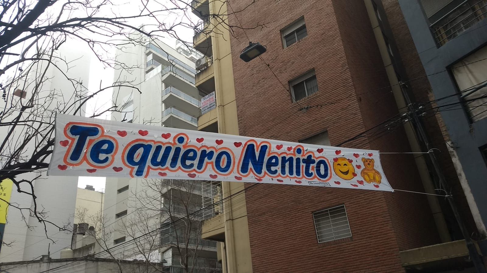 Una pancarta que dice 
