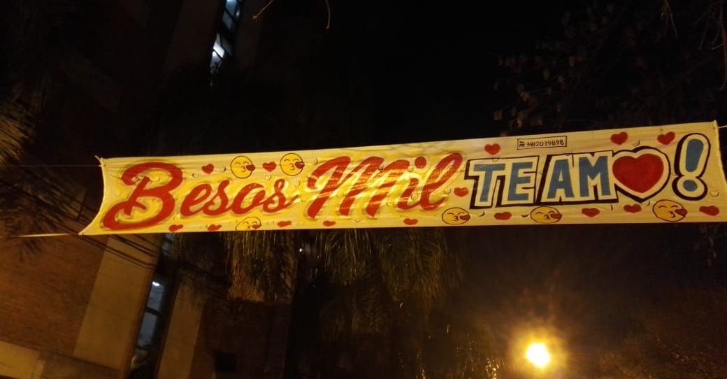 Una pancarta que dice 
