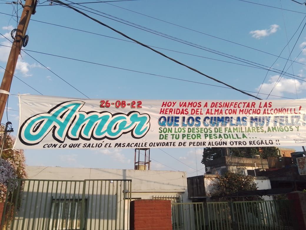 Una pancarta azul con la palabra amor.