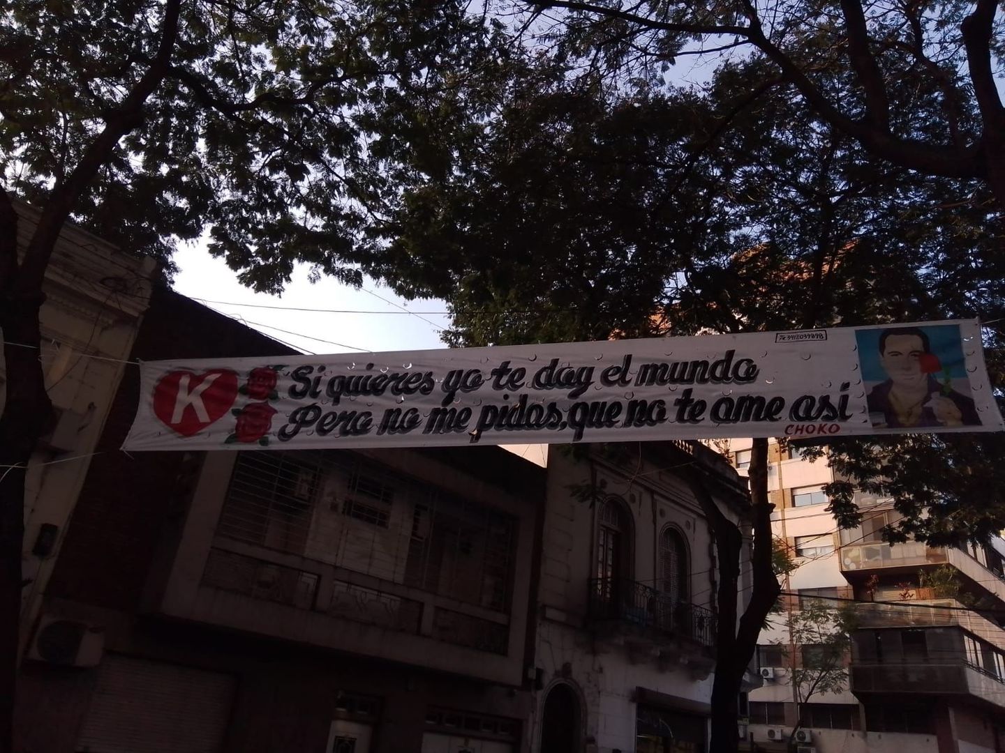 A sign that says si quieres go te dig el mando