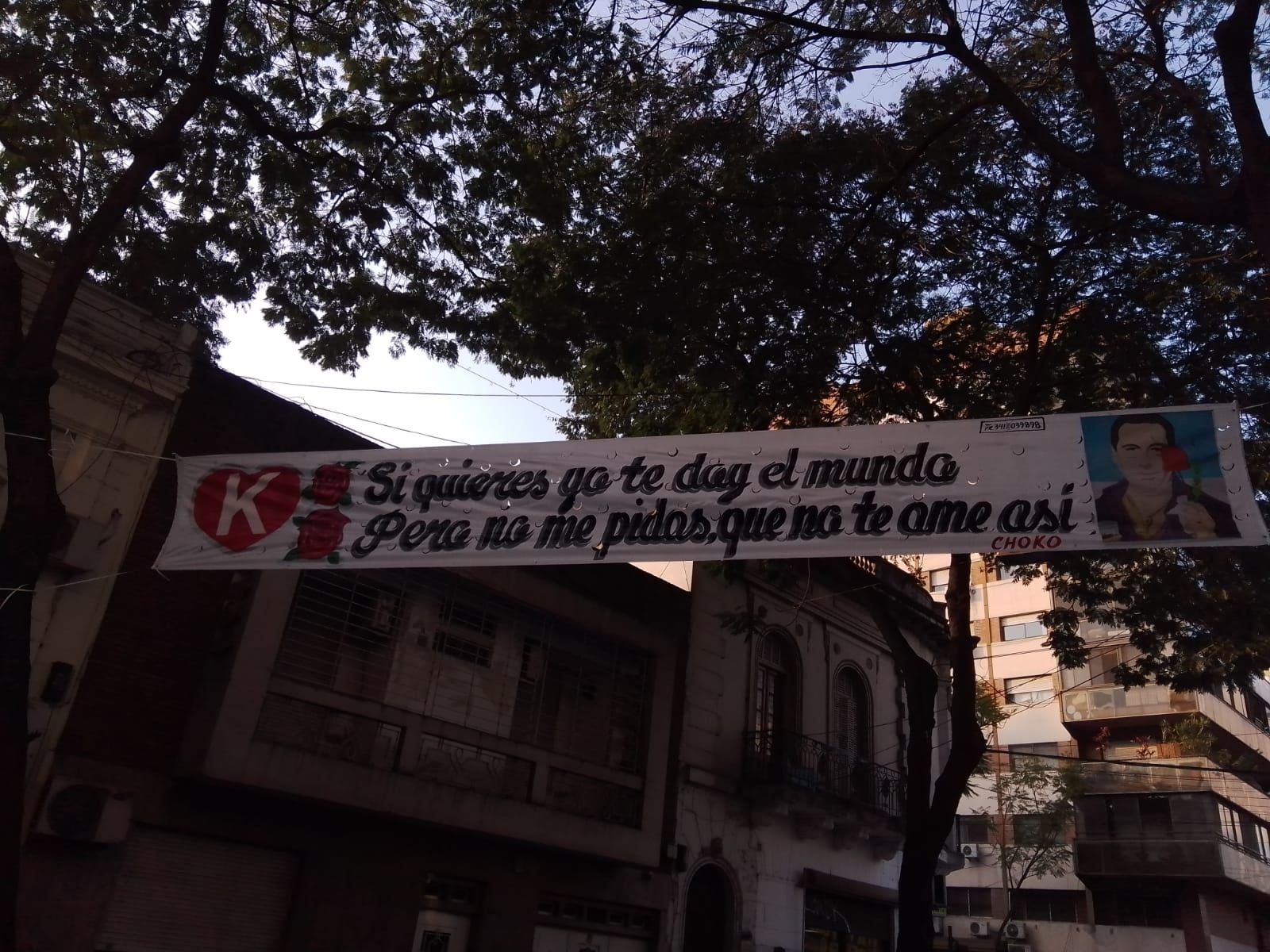 A sign that says si quieres go te dig el mando