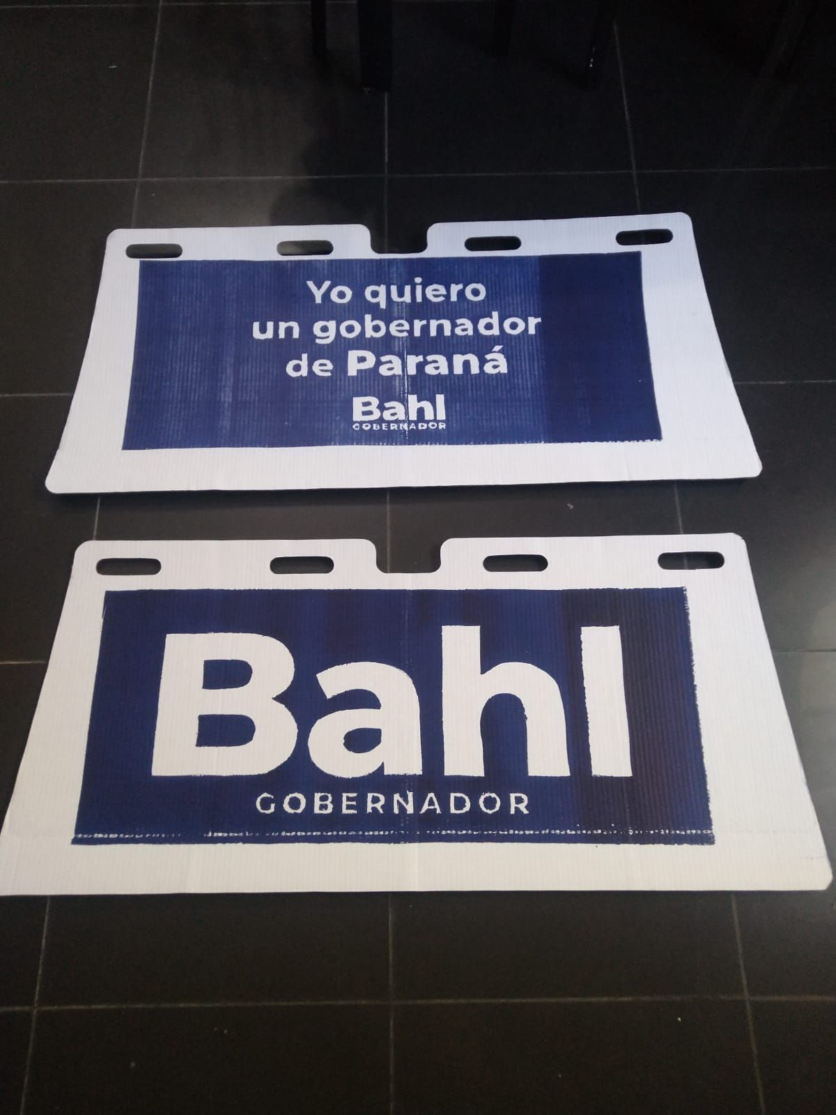 Un cartel que dice Bahl Governador.