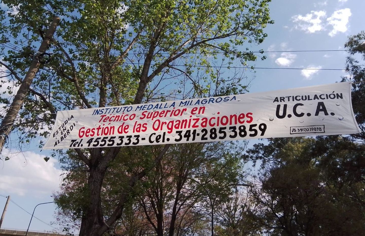 A sign that says llega la nueva modalidad al club estrella azul