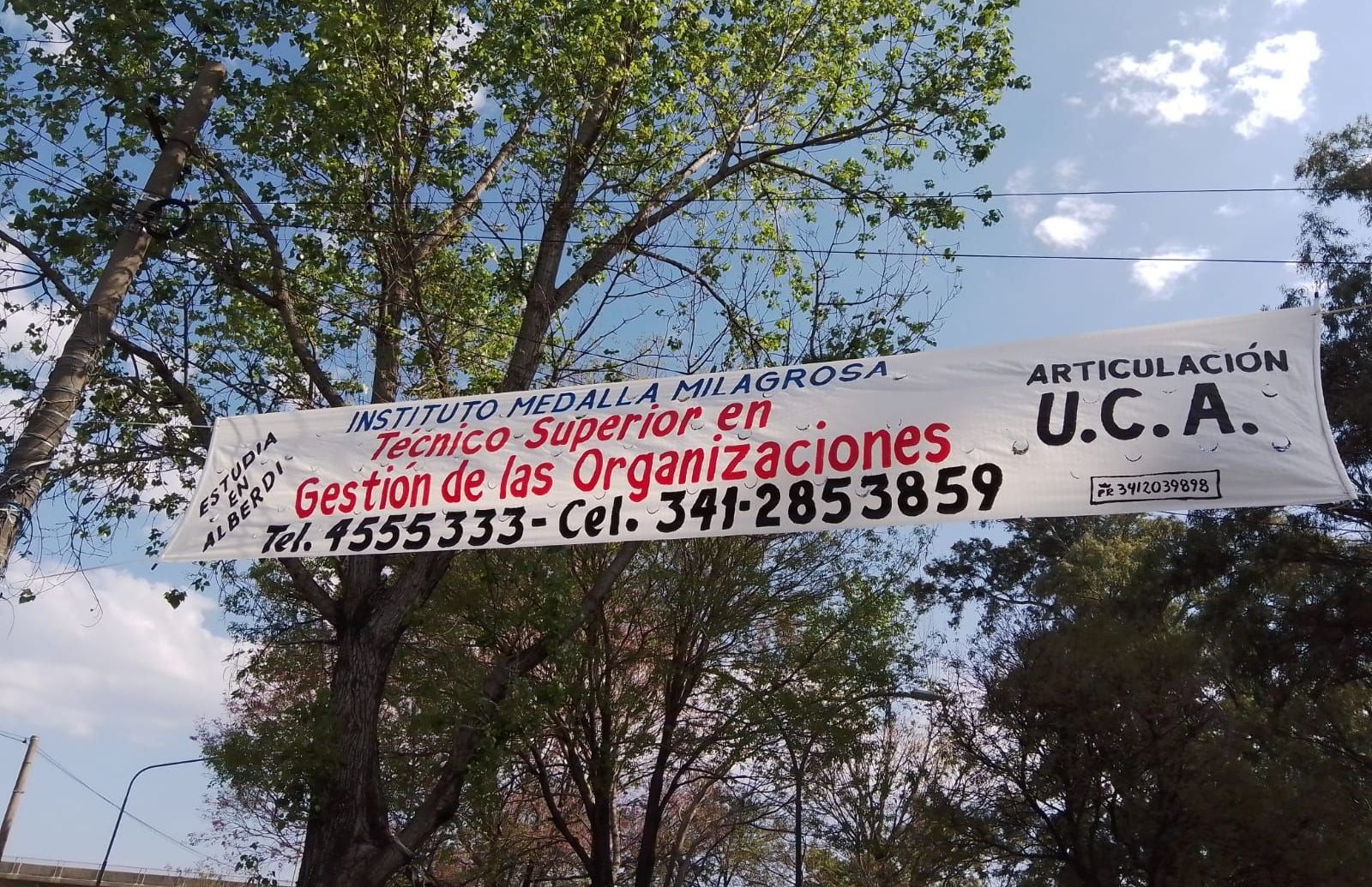A sign that says llega la nueva modalidad al club estrella azul