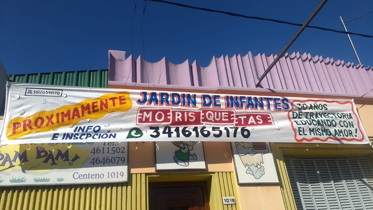 Un cartel en el lateral de un edificio dice Jardín de Infantes.